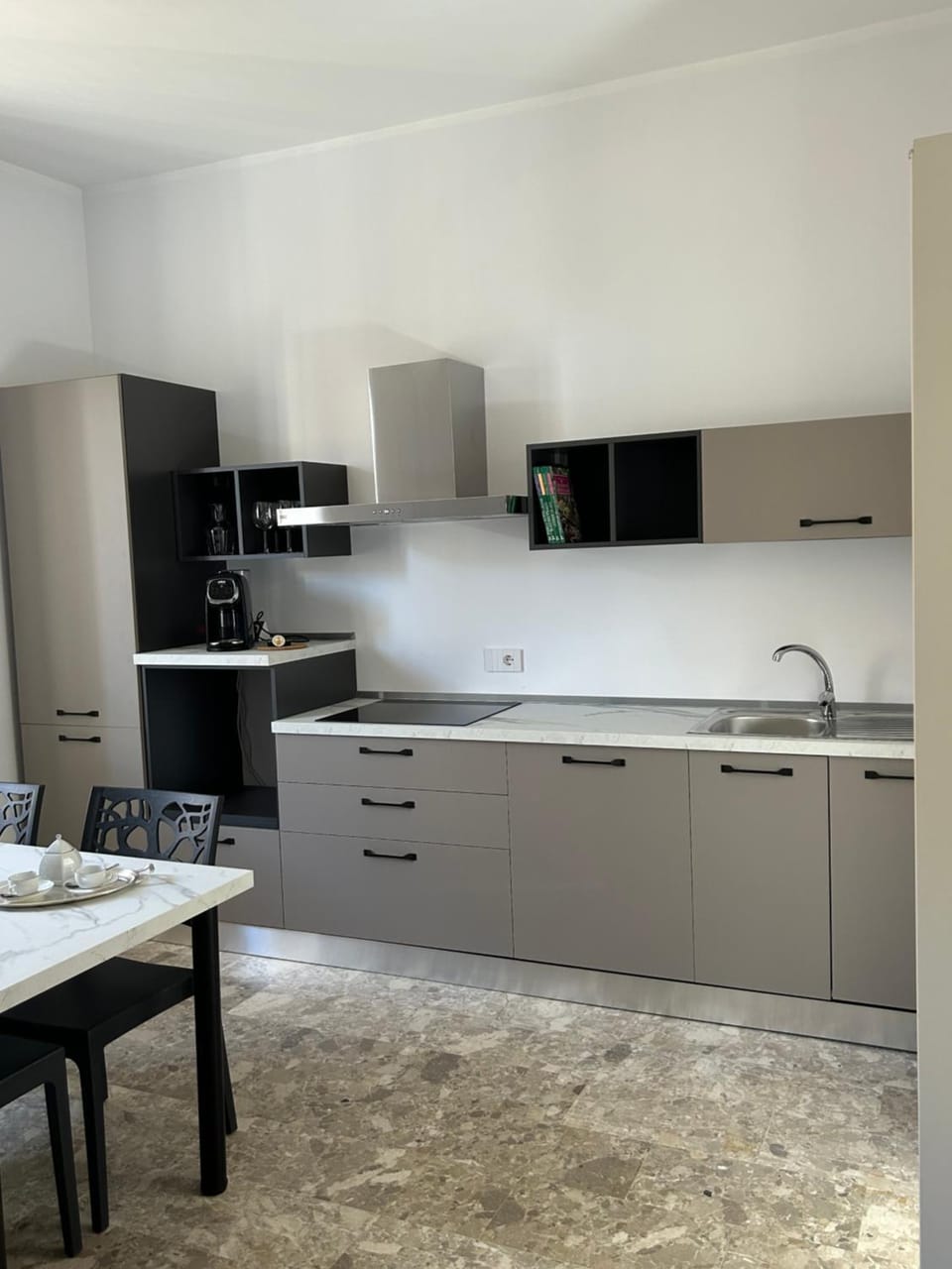 Kitchen or kitchenette, dishwasher, stove