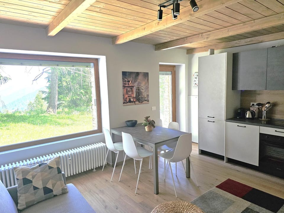 View (from property/room), Kitchen or kitchenette, Dining area, Garden view