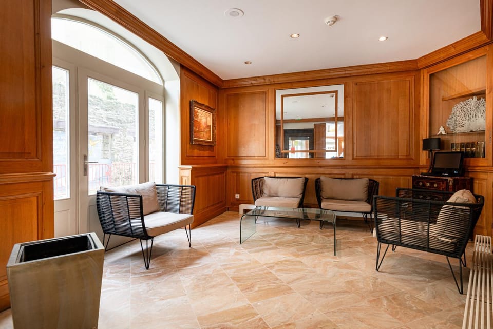 Communal lounge/ TV room, Lobby or reception