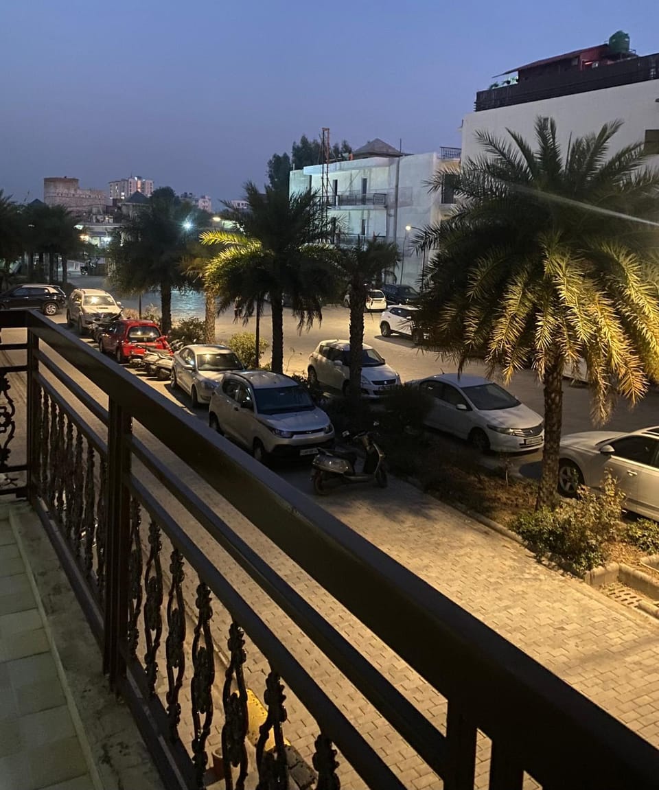 Neighbourhood, Street view, Location, Parking