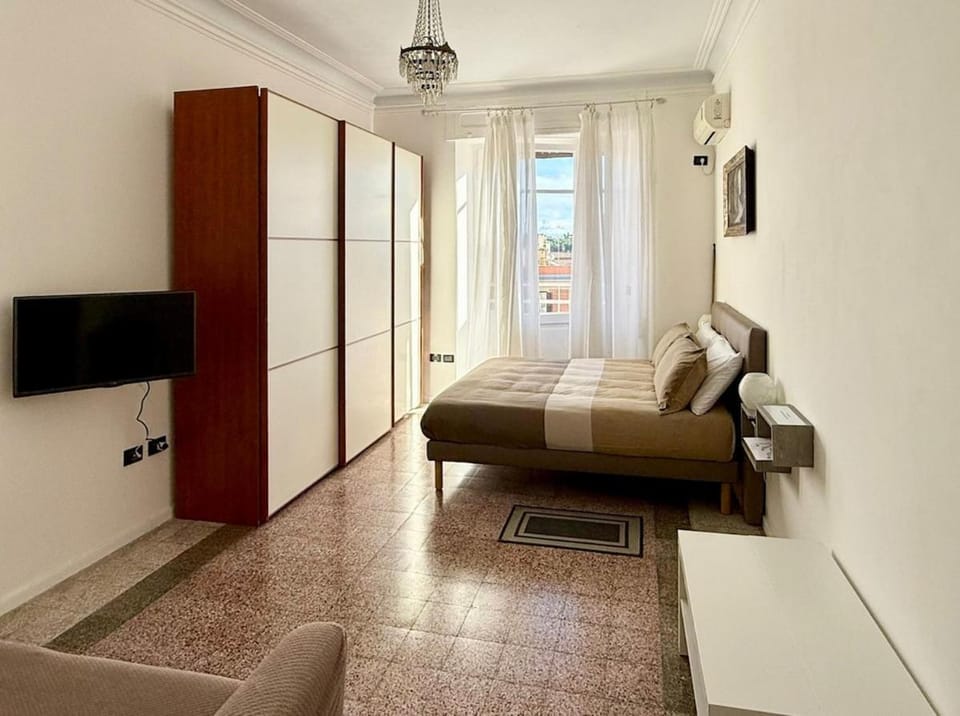Bed, TV and multimedia, Photo of the whole room, Bedroom, wardrobe