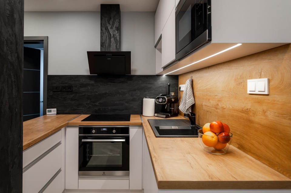 Coffee/tea facilities, Kitchen or kitchenette, oven, stove