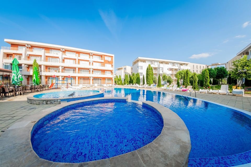 Property building, Day, Pool view, Swimming pool