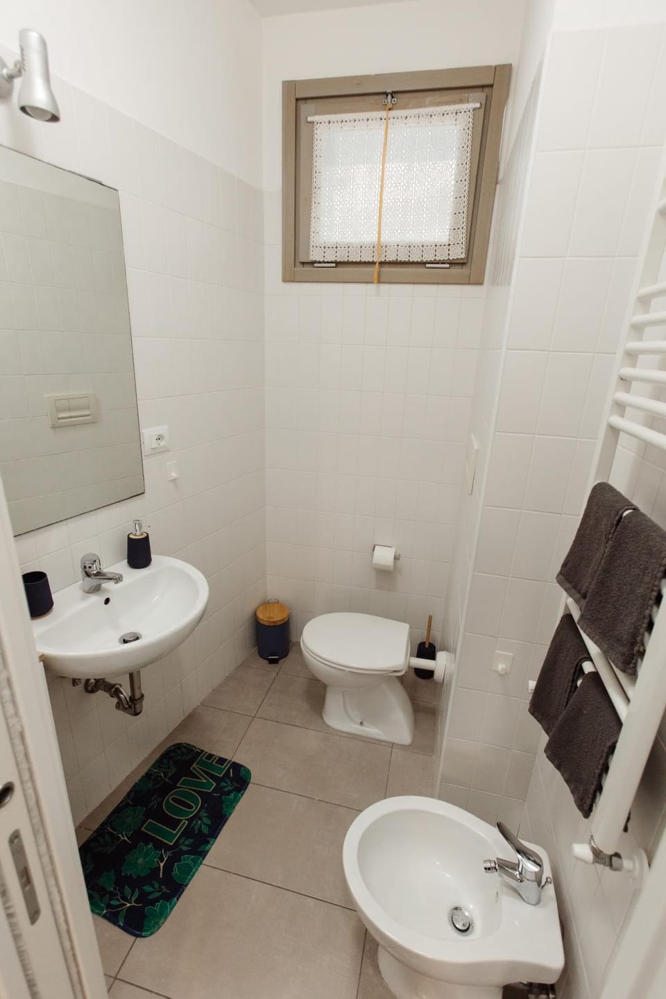 Shower, Toilet, Property building, Bathroom, bidet, towels