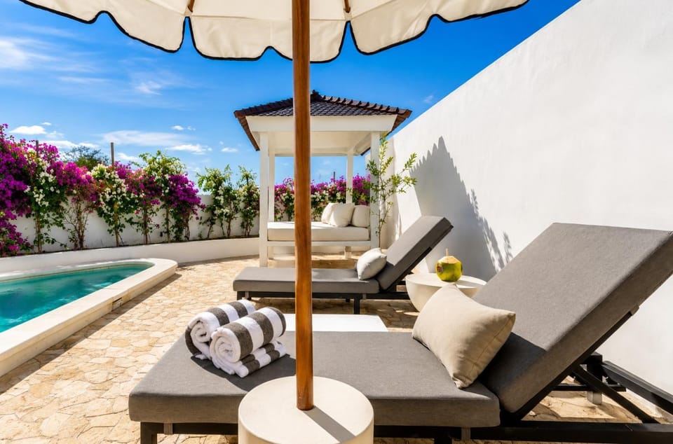 Seating area, Swimming pool, sunbed