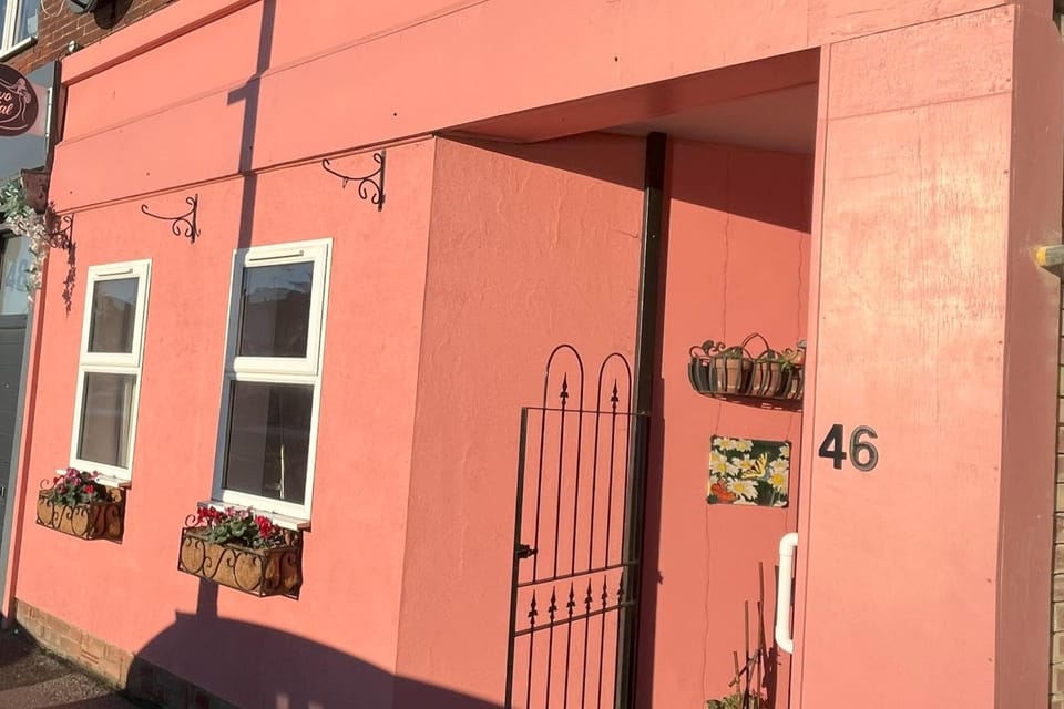 Beach Dreamland Restaurants nearby- sunny garden Apartment in Margate