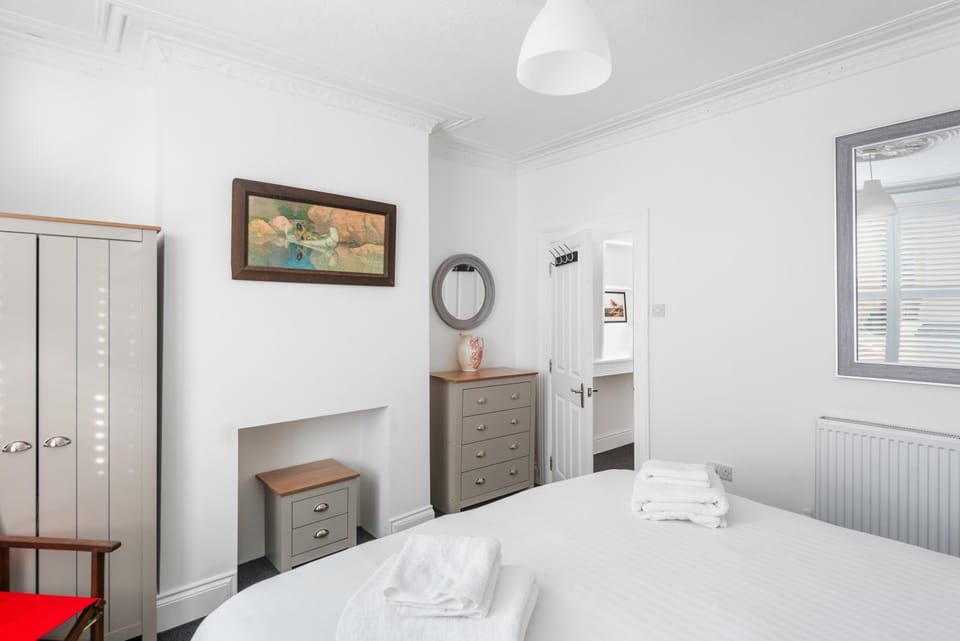 Bed, Photo of the whole room, Bedroom, internet, towels, wardrobe