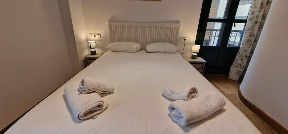 Bed, Photo of the whole room, Bedroom, towels