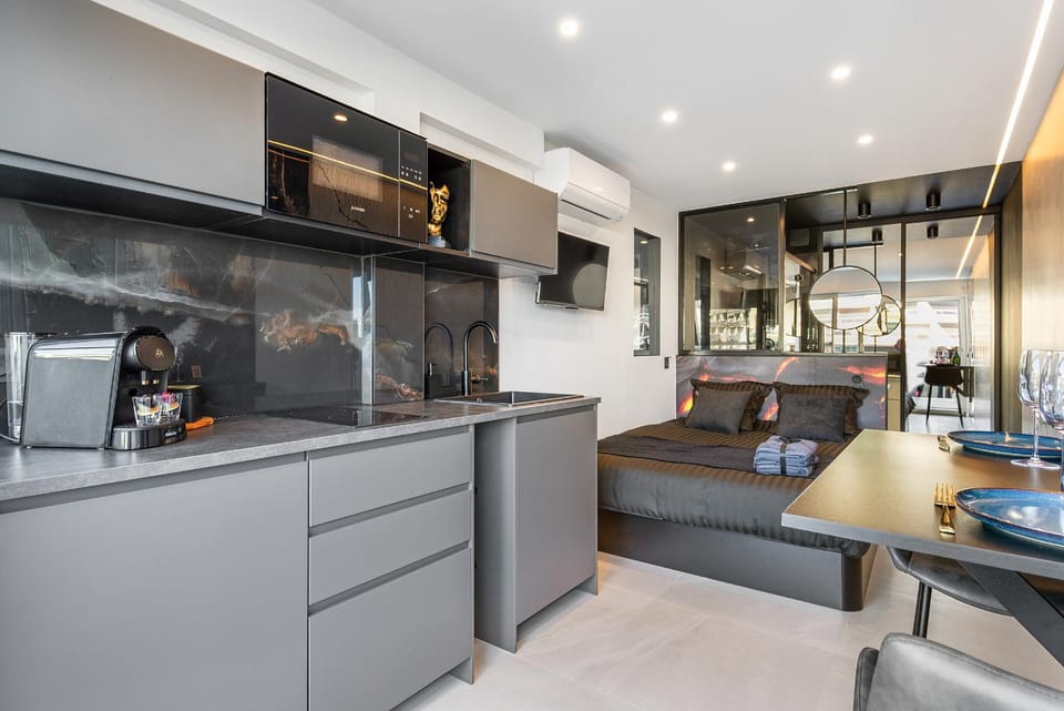 Kitchen or kitchenette