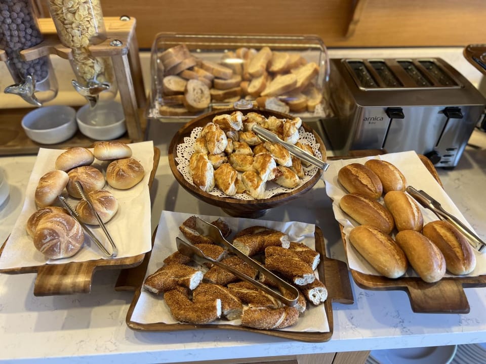 Buffet breakfast, toaster