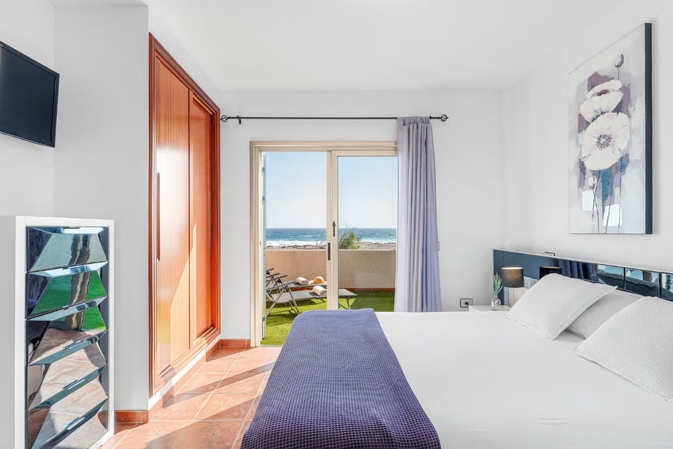 Bed, TV and multimedia, Photo of the whole room, Bedroom, Sea view