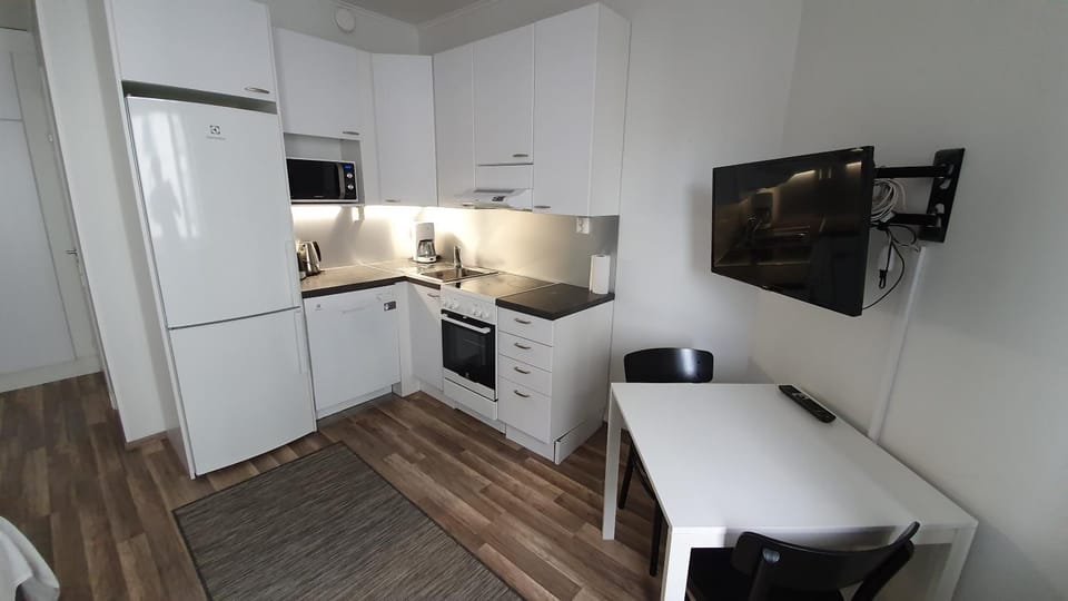TV and multimedia, Kitchen or kitchenette, Dining area, dishwasher, oven, stove, toaster