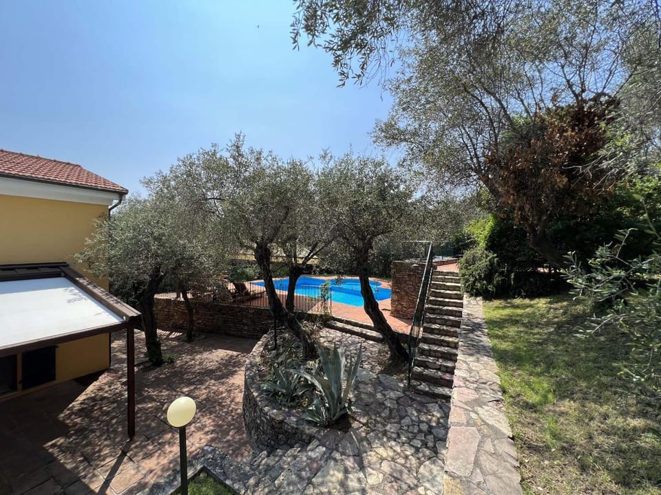 Property building, Garden view, Pool view, Swimming pool, sunbed