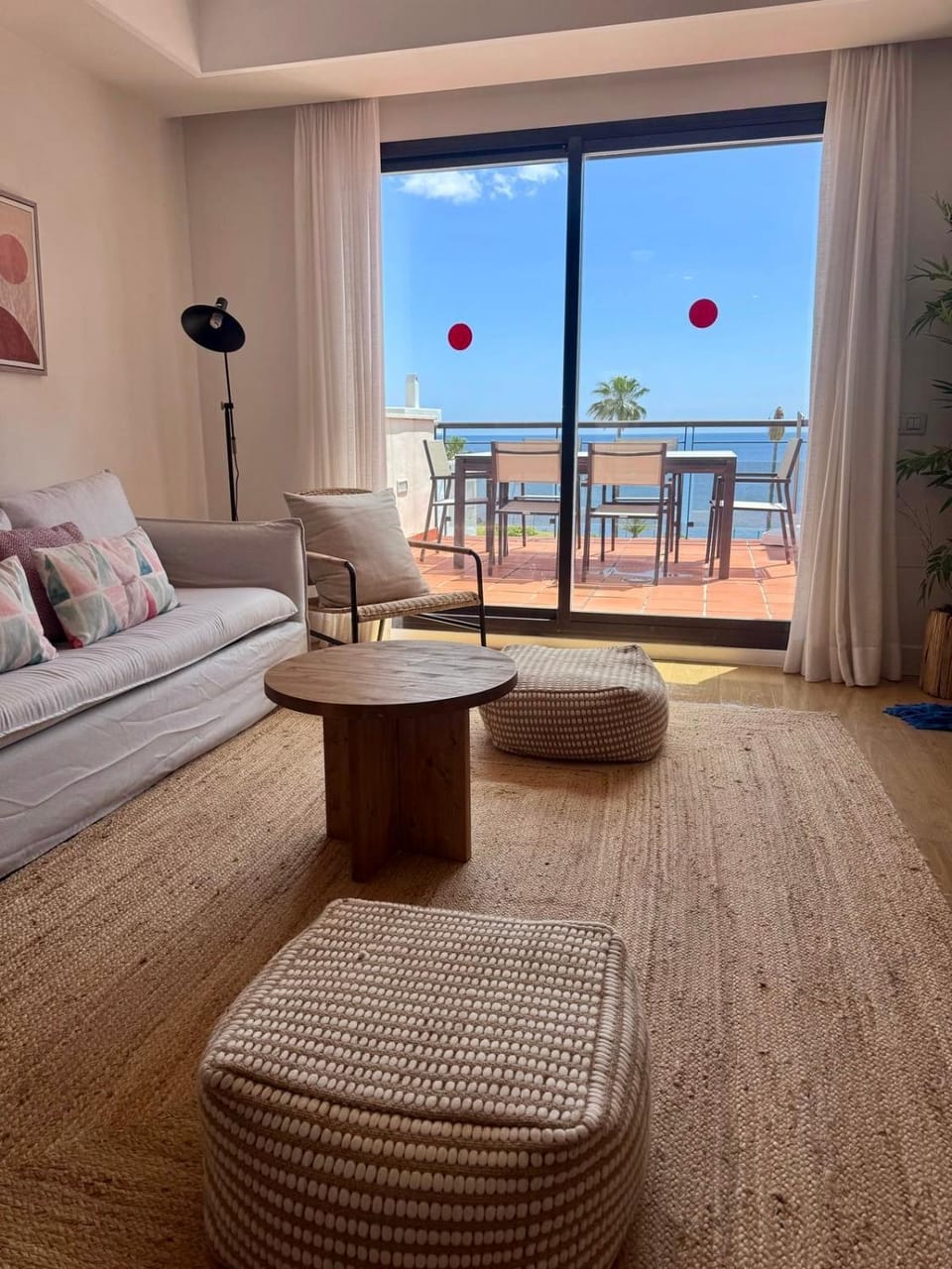 Bed, Natural landscape, View (from property/room), Balcony/Terrace, Living room, Photo of the whole room, Seating area, Dining area, Sea view