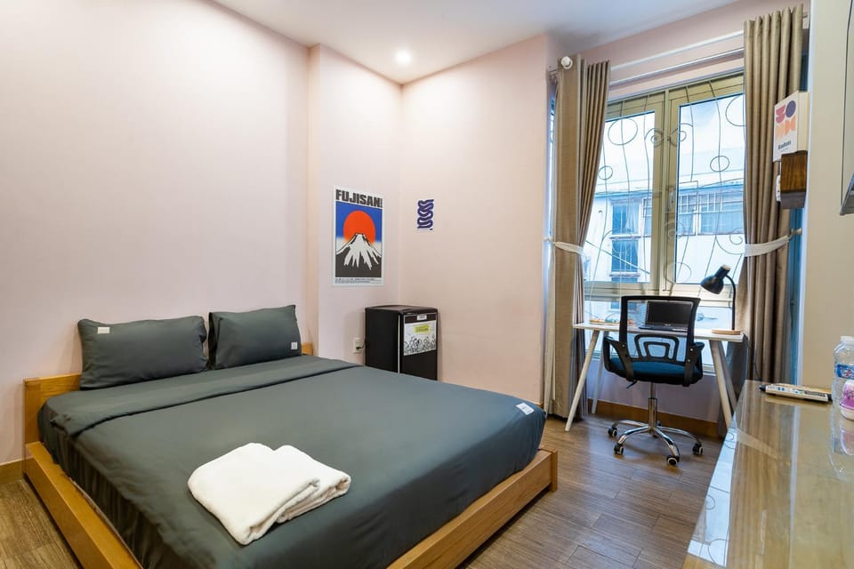 Bed, TV and multimedia, Photo of the whole room, Seating area, Bedroom