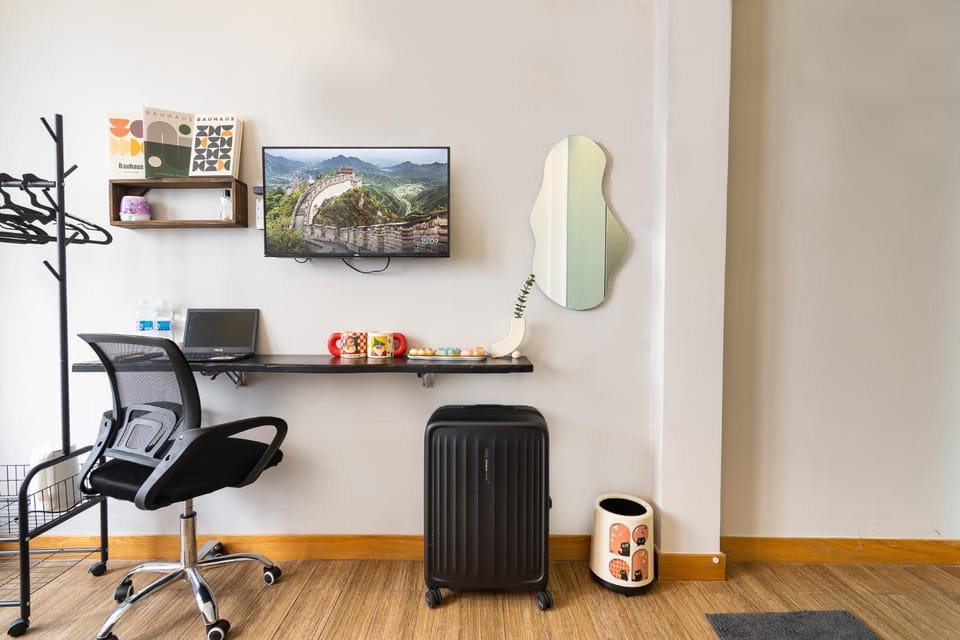 TV and multimedia, Seating area, Quiet street view, flat iron, furniture