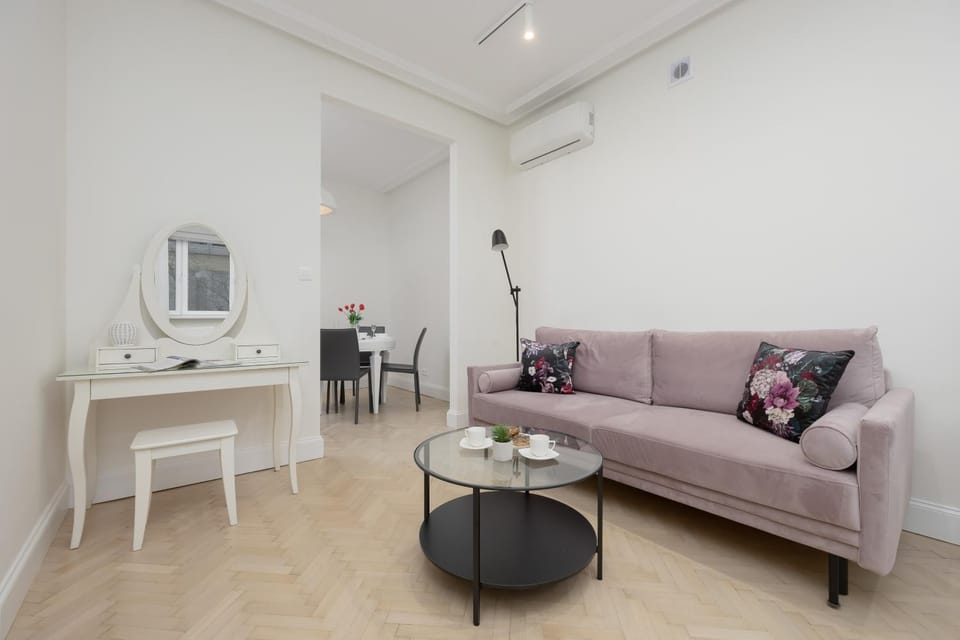 Kitchen or kitchenette, Living room, Seating area, Dining area, air conditioner