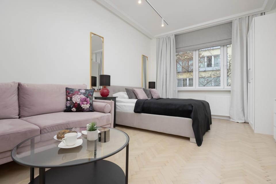 Bed, TV and multimedia, Living room, Photo of the whole room, Seating area, Bedroom