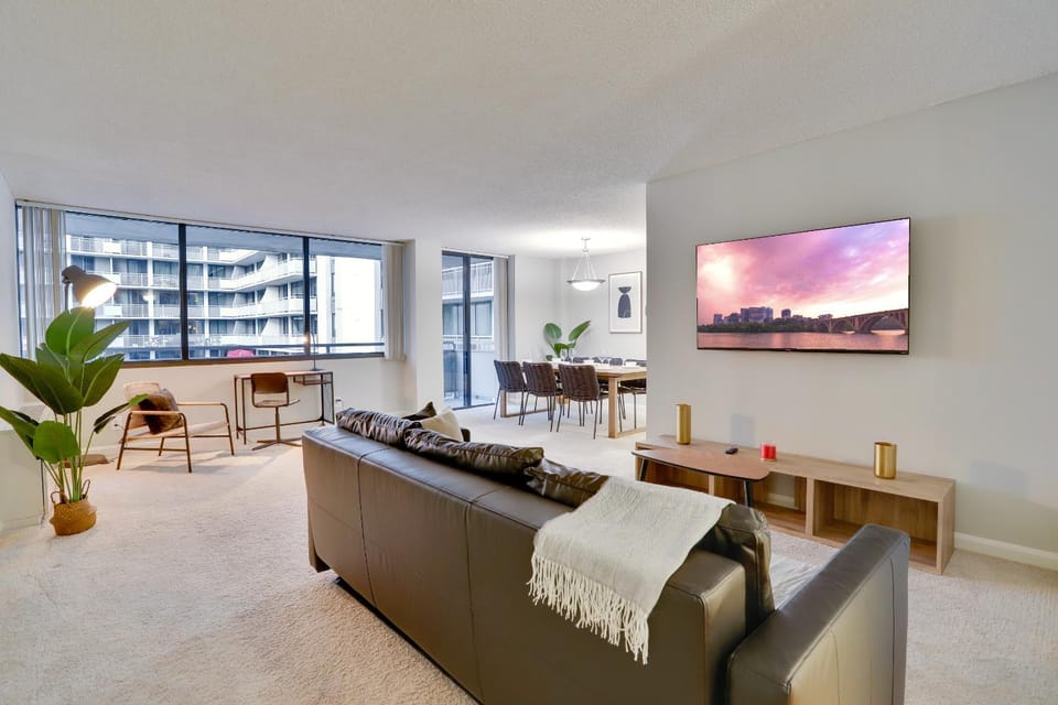 TV and multimedia, Living room, Seating area, Dining area