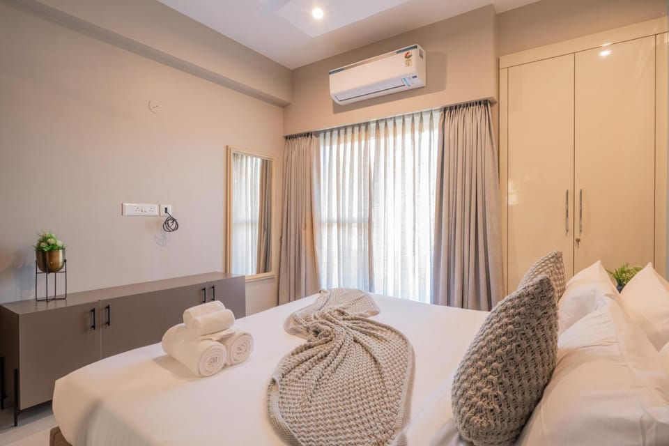 Bed, Photo of the whole room, Bedroom, towels, air conditioner