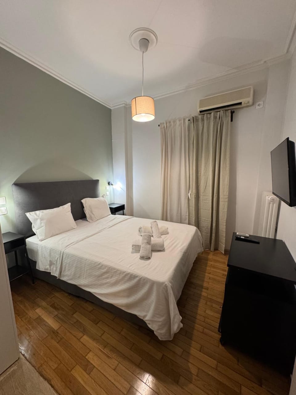 Bed, TV and multimedia, Photo of the whole room, Bedroom, towels