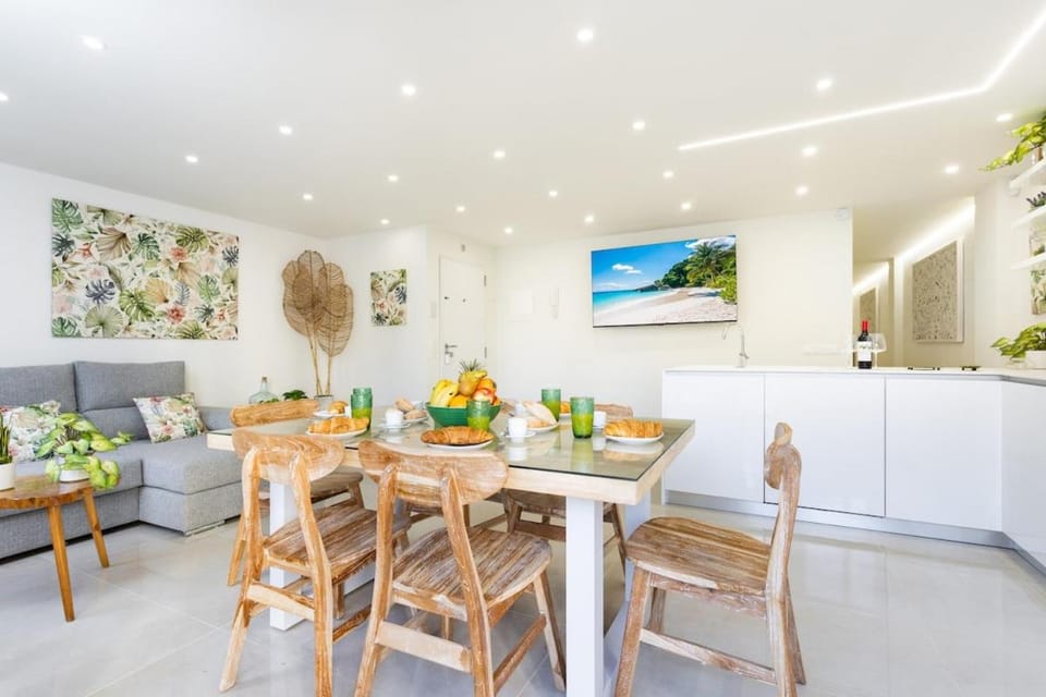 Kitchen or kitchenette, Living room, Seating area, Dining area