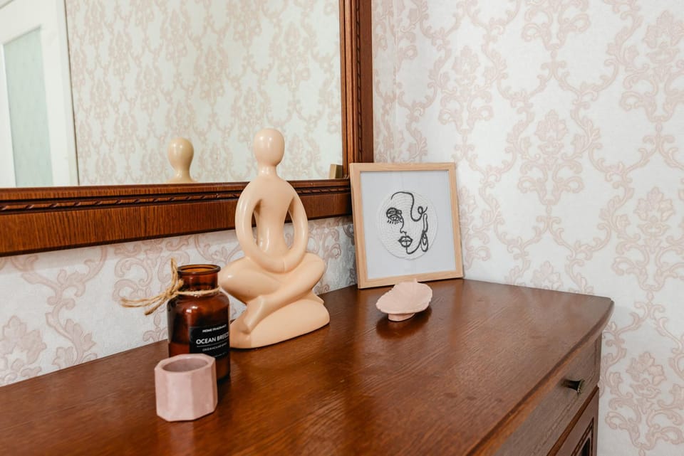 Photo of the whole room, Decorative detail
