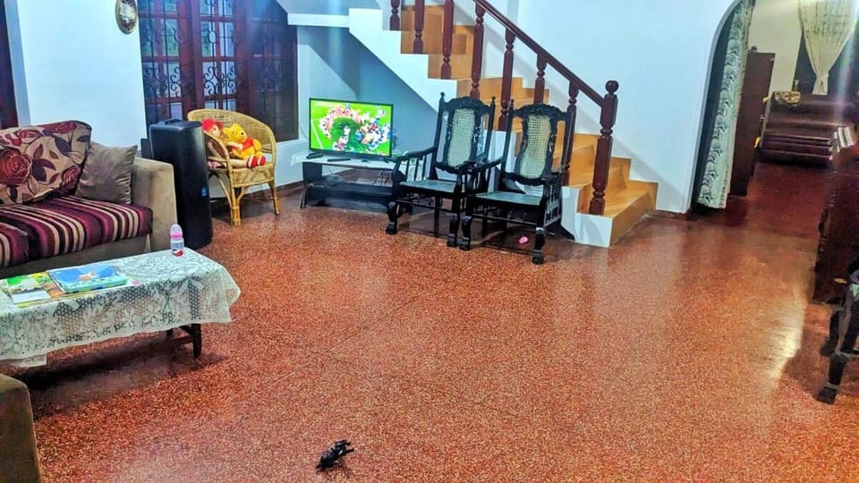 Stylish Escape House-Walk to Beach Vacation Rental Hikkaduwa Apartment in Hikkaduwa