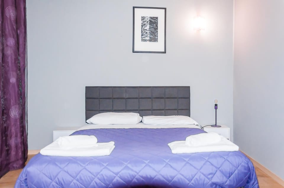 Bed, Photo of the whole room, Bedroom, towels