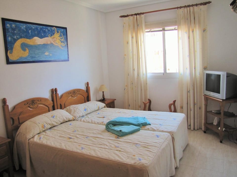 Bed, TV and multimedia, Photo of the whole room, Bedroom
