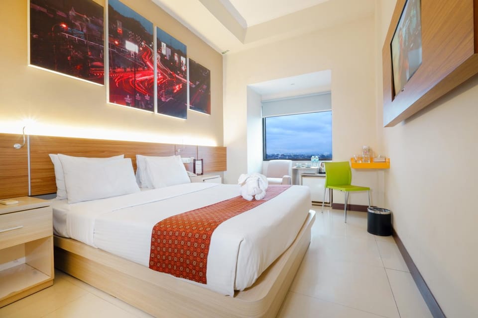 Bed, TV and multimedia, Photo of the whole room, Bedroom