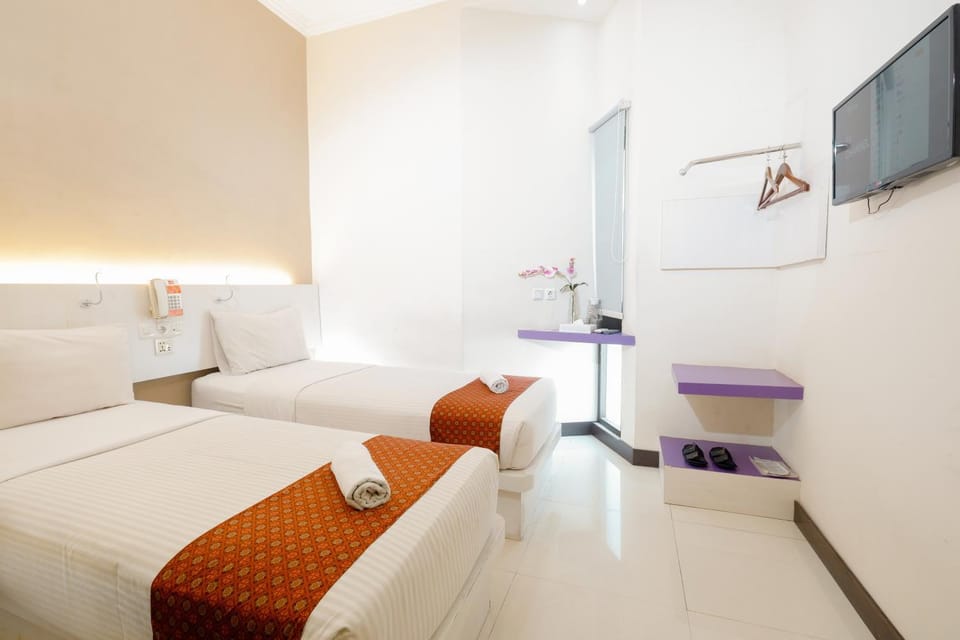 Bed, TV and multimedia, Bedroom, towels