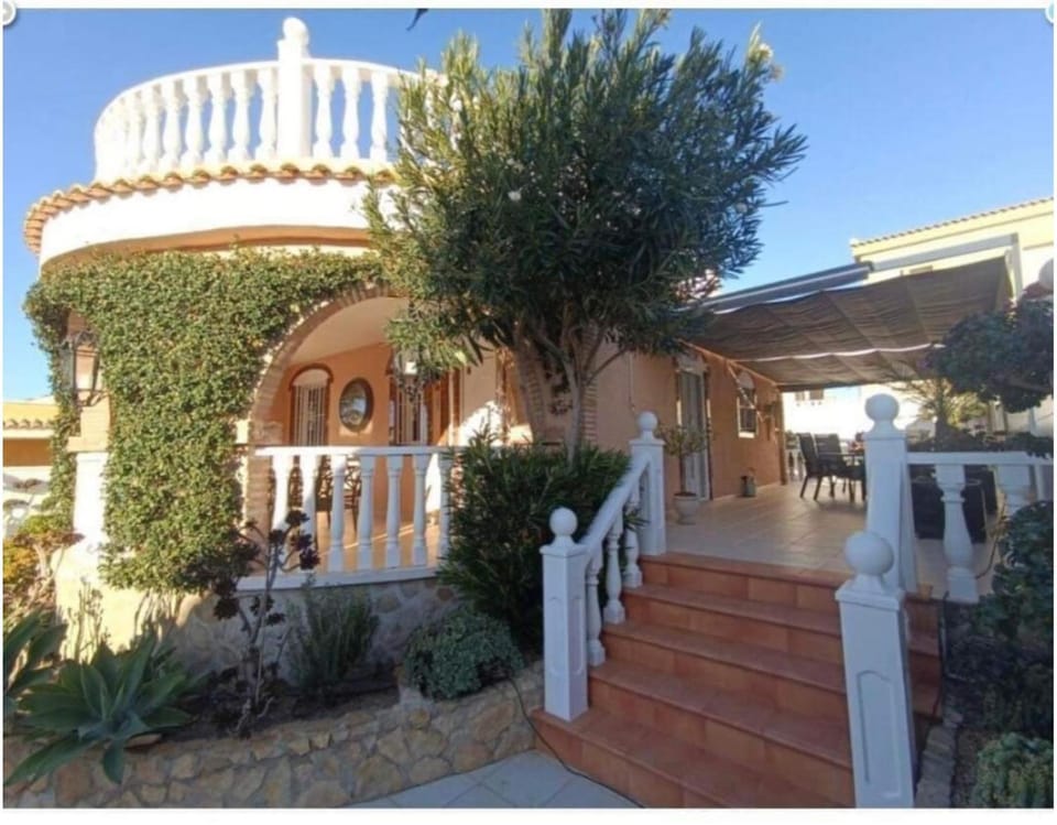 Property building, Patio, Balcony/Terrace