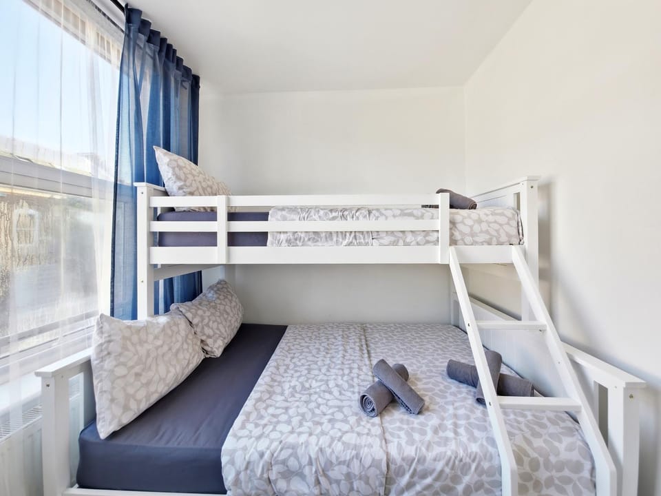 3 Persons Room, 1min walk from South Wimbledon Station Bed and Breakfast in London