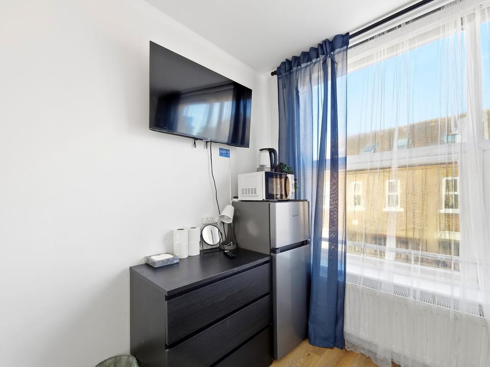 3 Persons Room, 1min walk from South Wimbledon Station Bed and Breakfast in London
