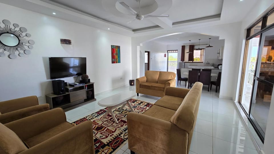 Becky Homes Diani Beach- 4BR with AC and Swimming Pool Apartment in Diani Beach