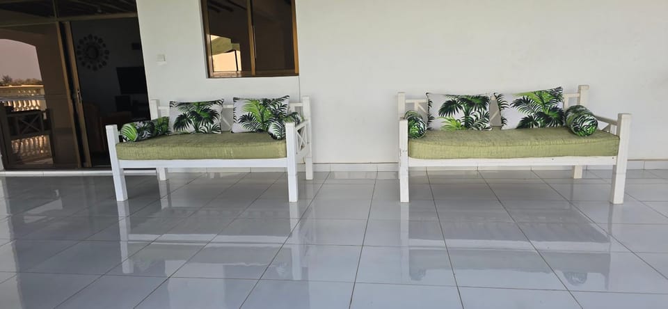 Becky Homes Diani Beach- 4BR with AC and Swimming Pool Apartment in Diani Beach
