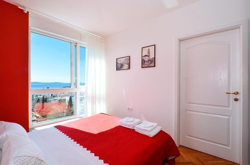 Bed, Photo of the whole room, Decorative detail, Bedroom, Sea view, towels