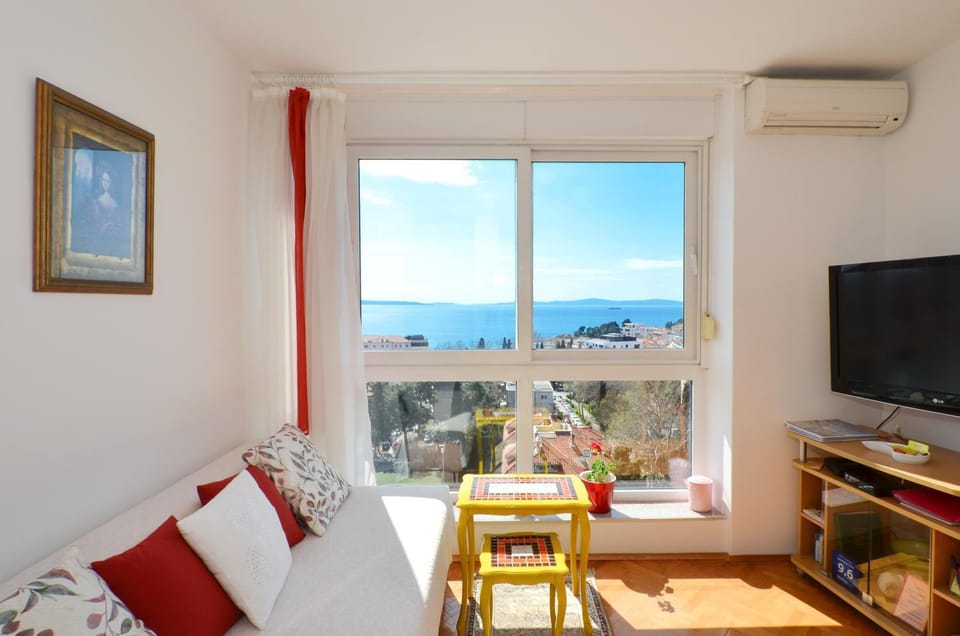 TV and multimedia, View (from property/room), Seating area, Dining area, Sea view, air conditioner