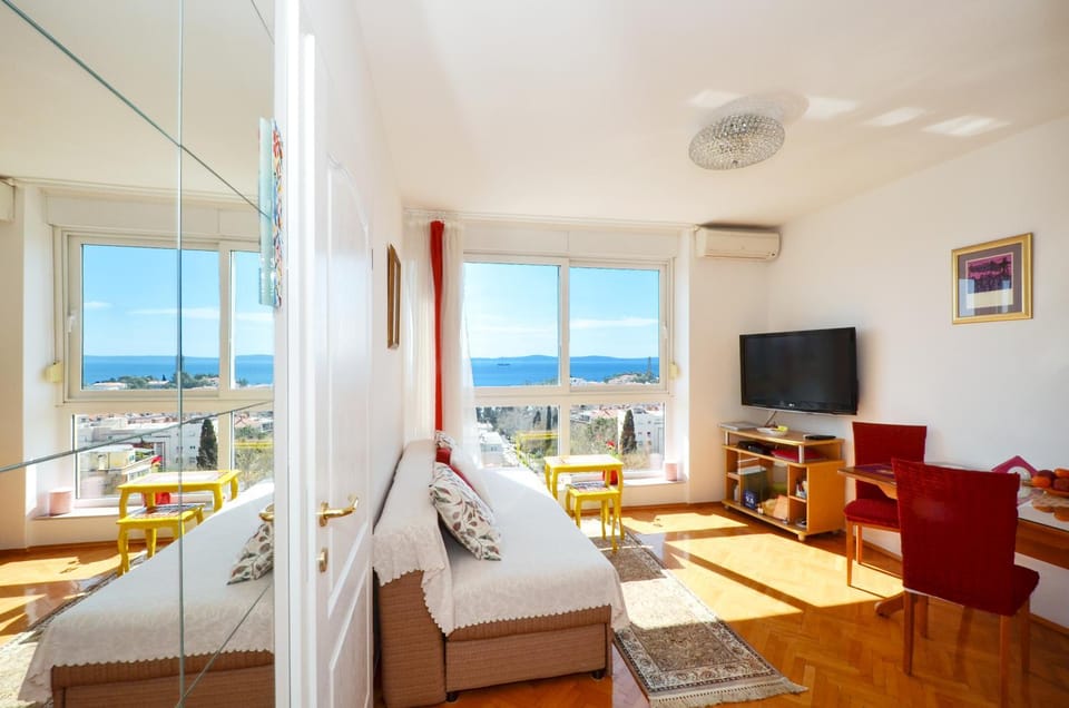 TV and multimedia, View (from property/room), Seating area, Sea view
