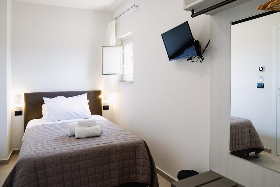 Bed, TV and multimedia, Photo of the whole room, Bedroom, air conditioner