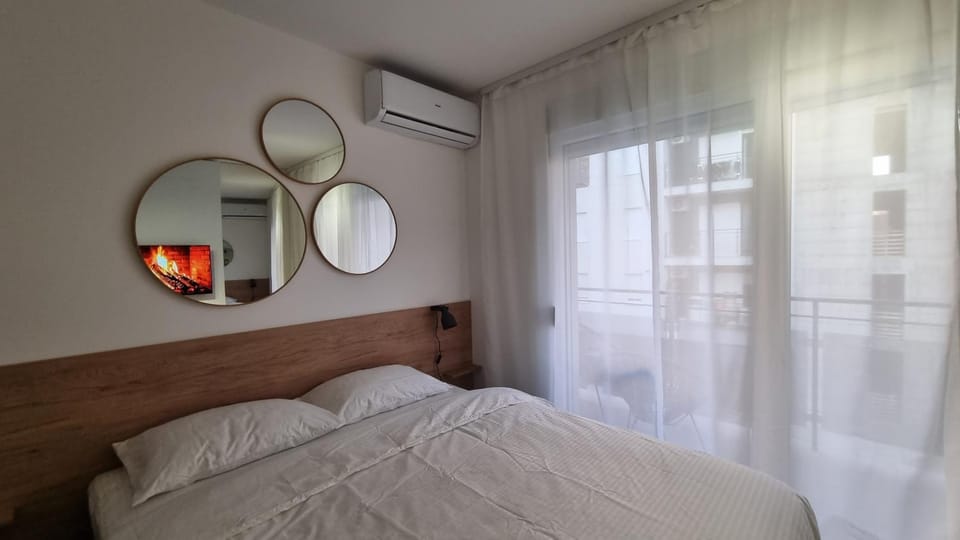 Bed, Bedroom, air conditioner