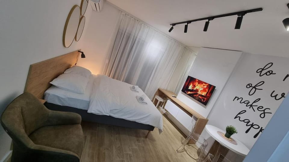 Bed, TV and multimedia, Photo of the whole room, Seating area