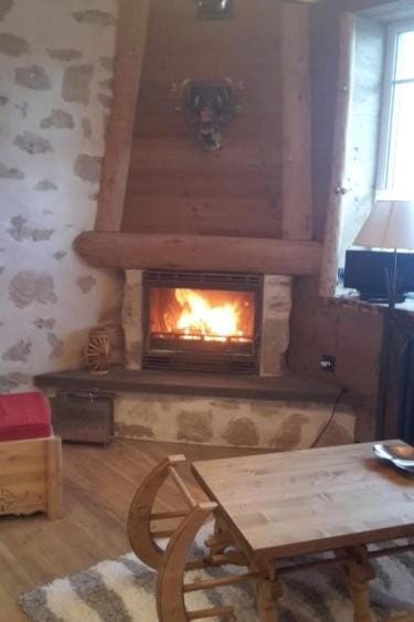 GITE DE MONTAGNE "LE CALOU" AVEC CHEMINEE ET JACUZZI situé à St Laurent-en-Grandvaux Apartment in Jura