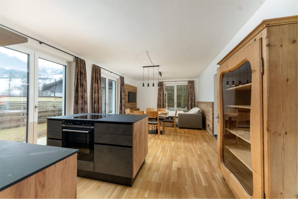 Kitchen or kitchenette, Living room, Seating area, Dining area