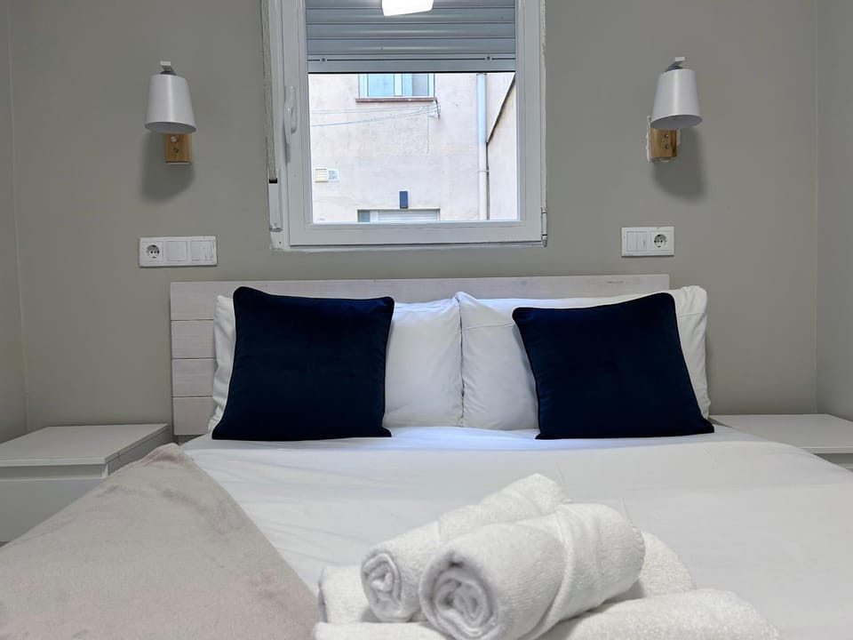 Bed, Bedroom, towels