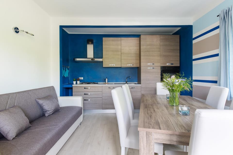 Kitchen or kitchenette, Living room, Seating area, Dining area, toaster