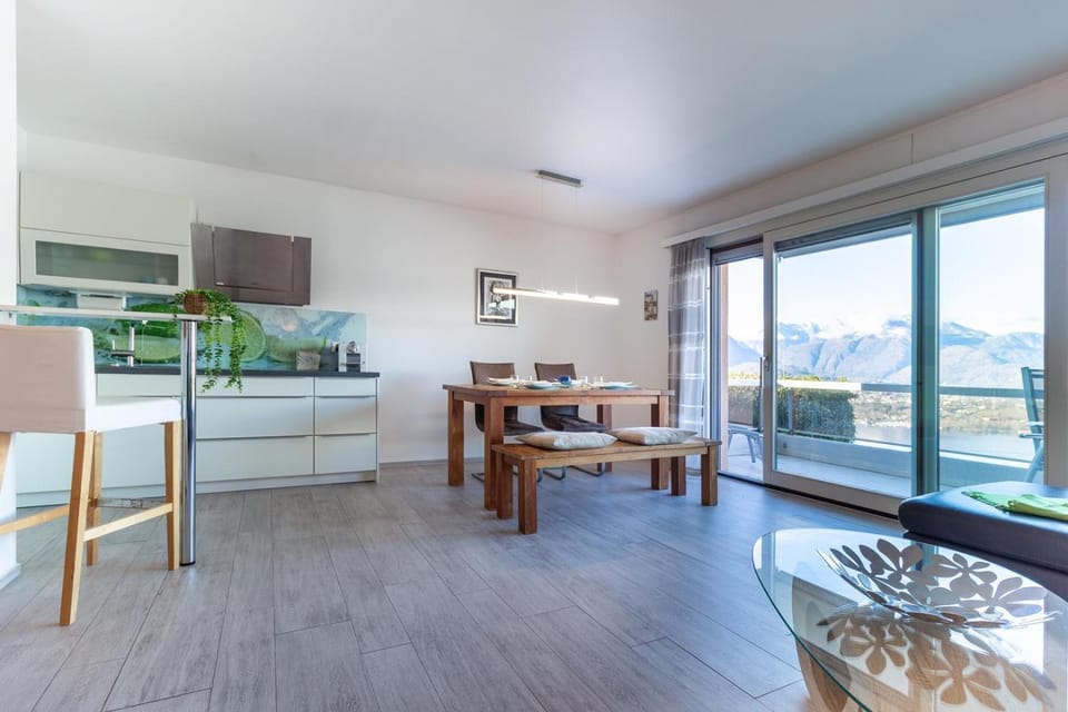 Natural landscape, Kitchen or kitchenette, Living room, Dining area, Lake view, Mountain view