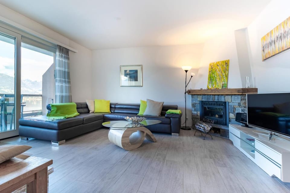 TV and multimedia, Living room, Dining area, Lake view, Mountain view, fireplace