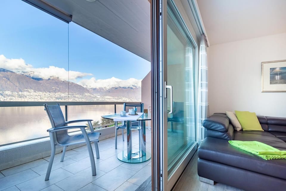 Natural landscape, Balcony/Terrace, Living room, Lake view, Mountain view